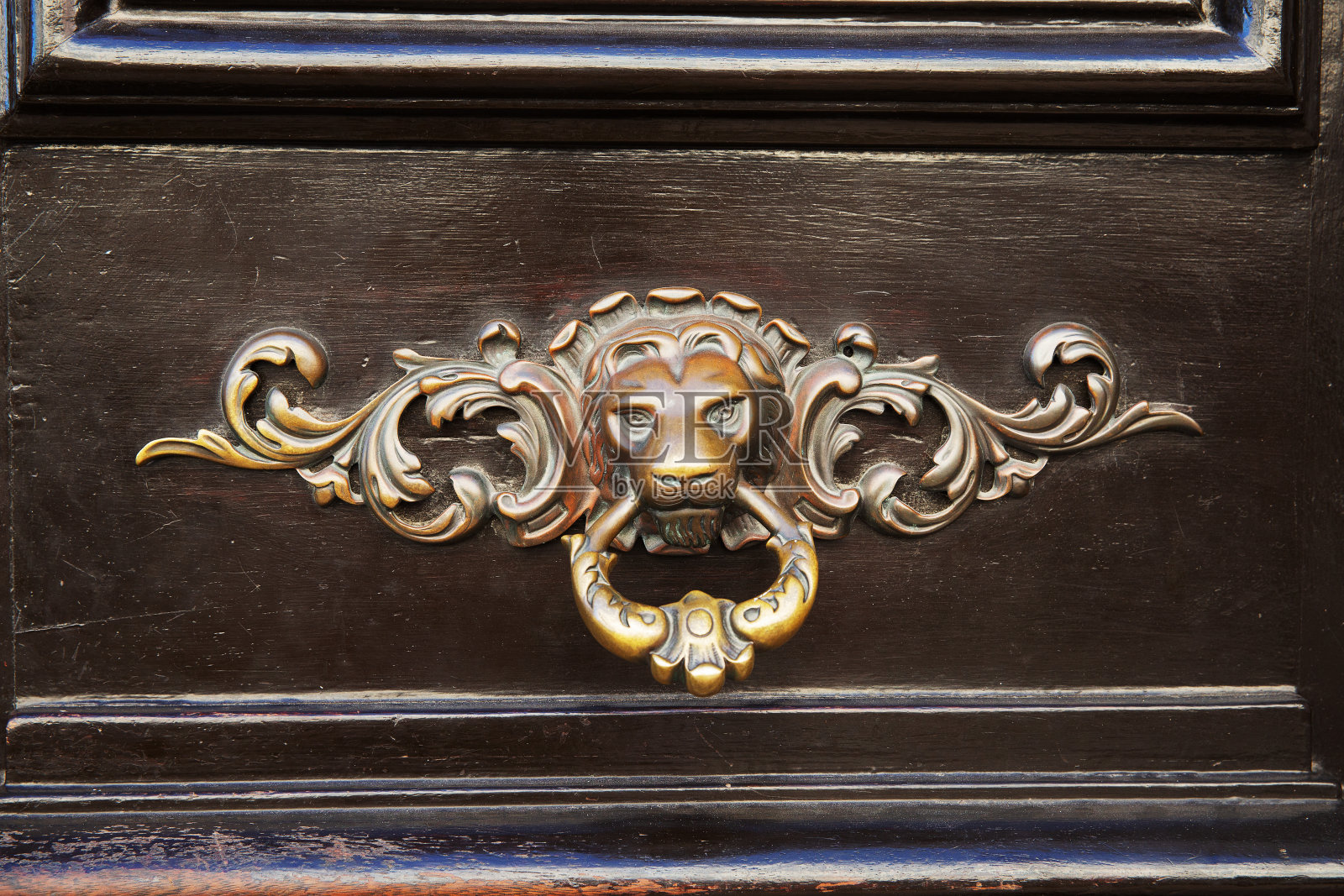 狮子脸造型的古董门把手照片摄影图片