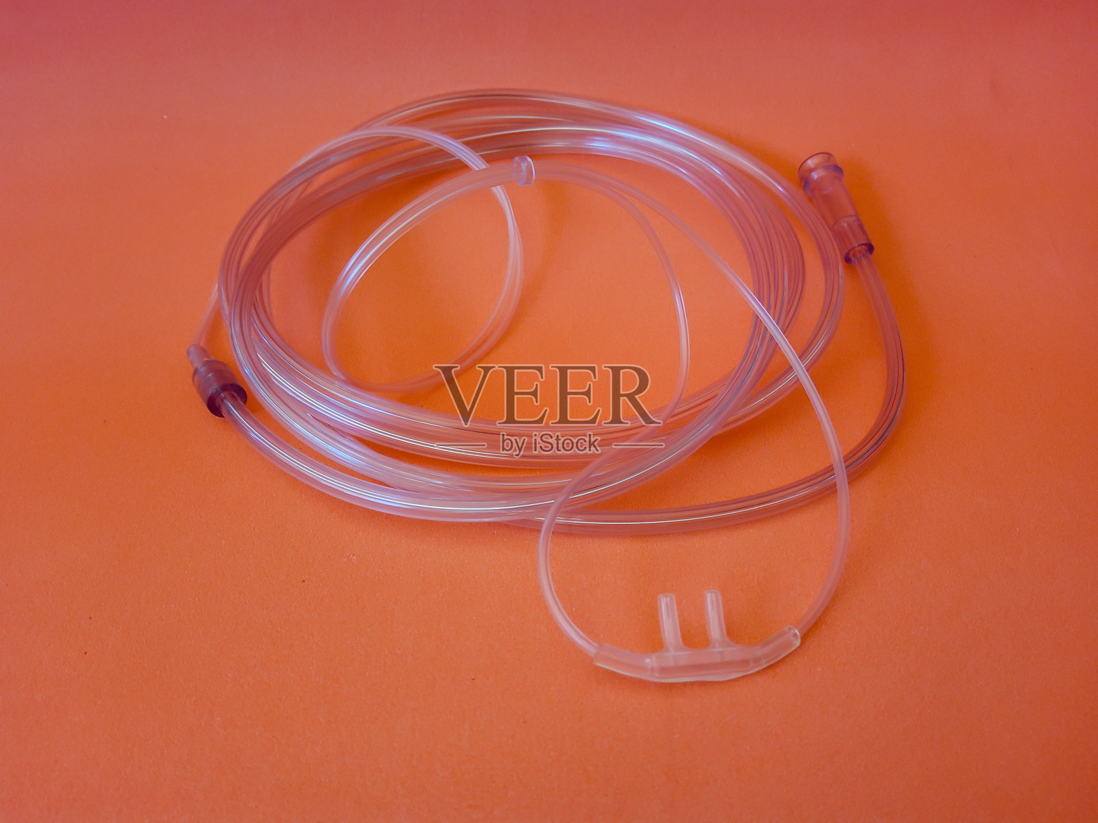 鼻导管是一种氧疗模型，它在每个鼻孔中放置一根有两个分支的导管作为呼吸装置照片摄影图片