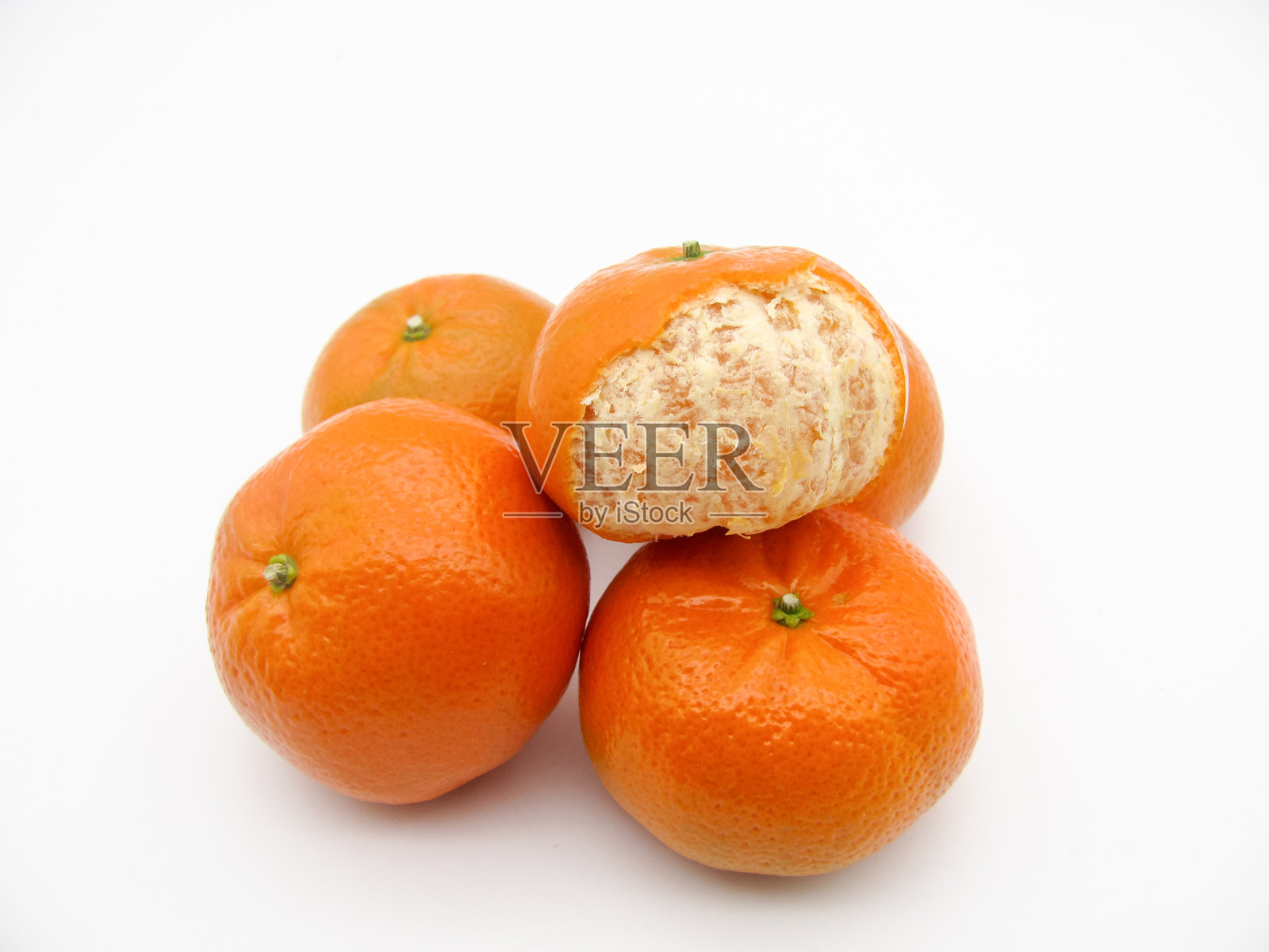 白色背景下的五个鲜橙。照片摄影图片