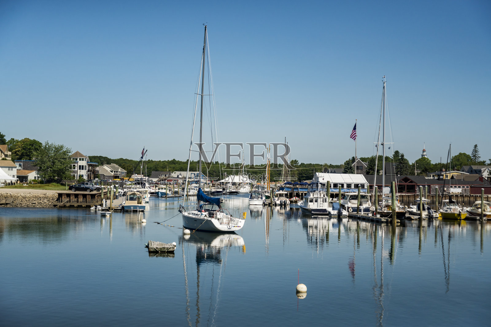 停泊在缅因州海岸渔港海湾的帆船照片摄影图片