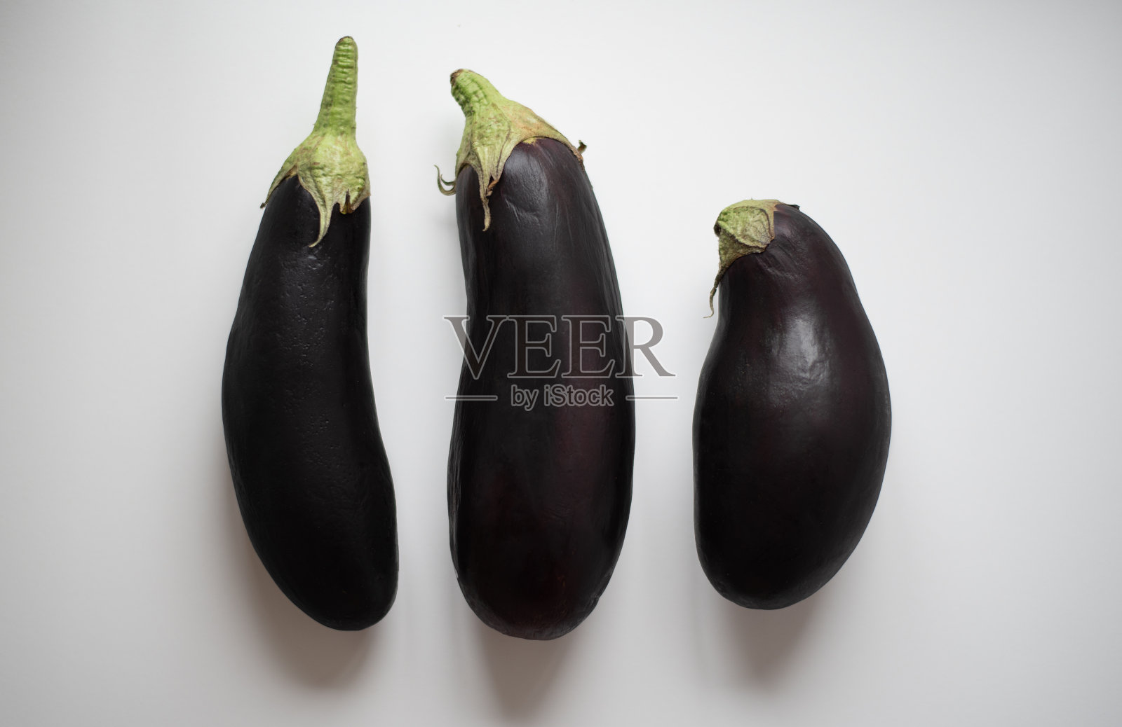 黑色背景上的茄子。照片摄影图片