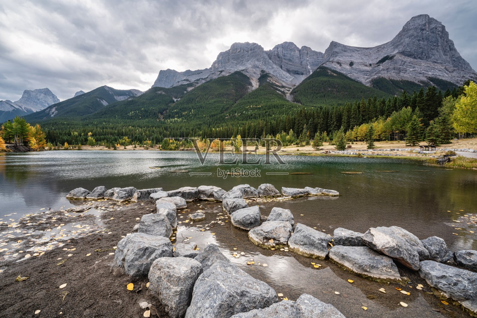 秋天的一天，在加拿大阿尔伯塔省坎莫尔山的湖边照片摄影图片