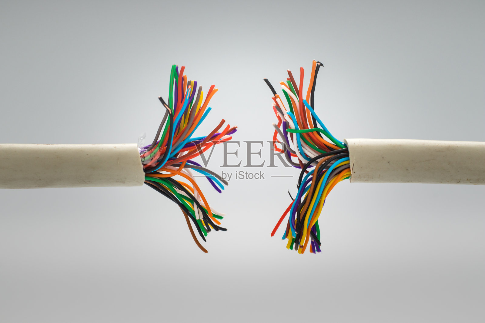 损坏的绞缆。互联网通讯通道关闭。网络故障排除。照片摄影图片