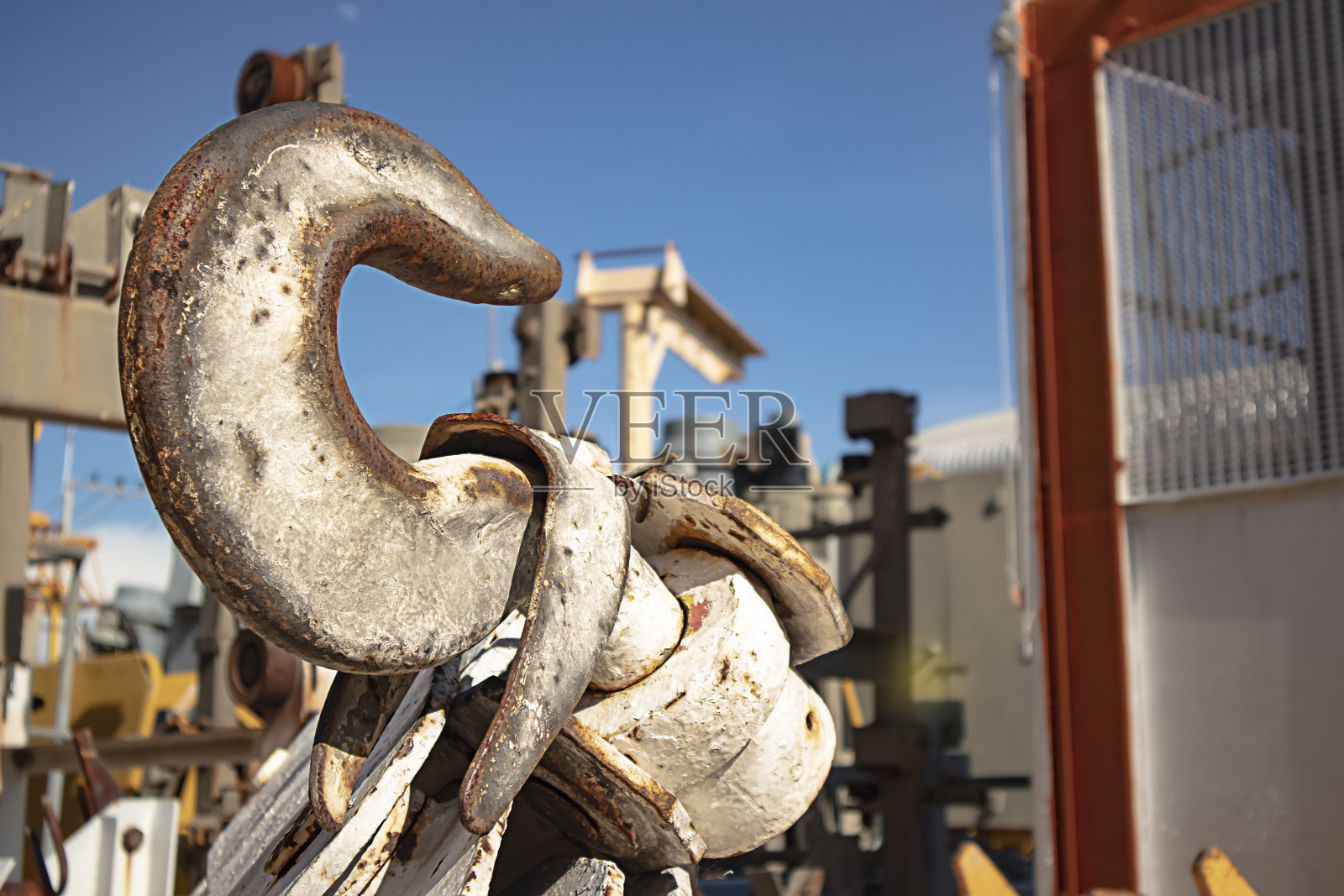 施工中的塔吊吊钩