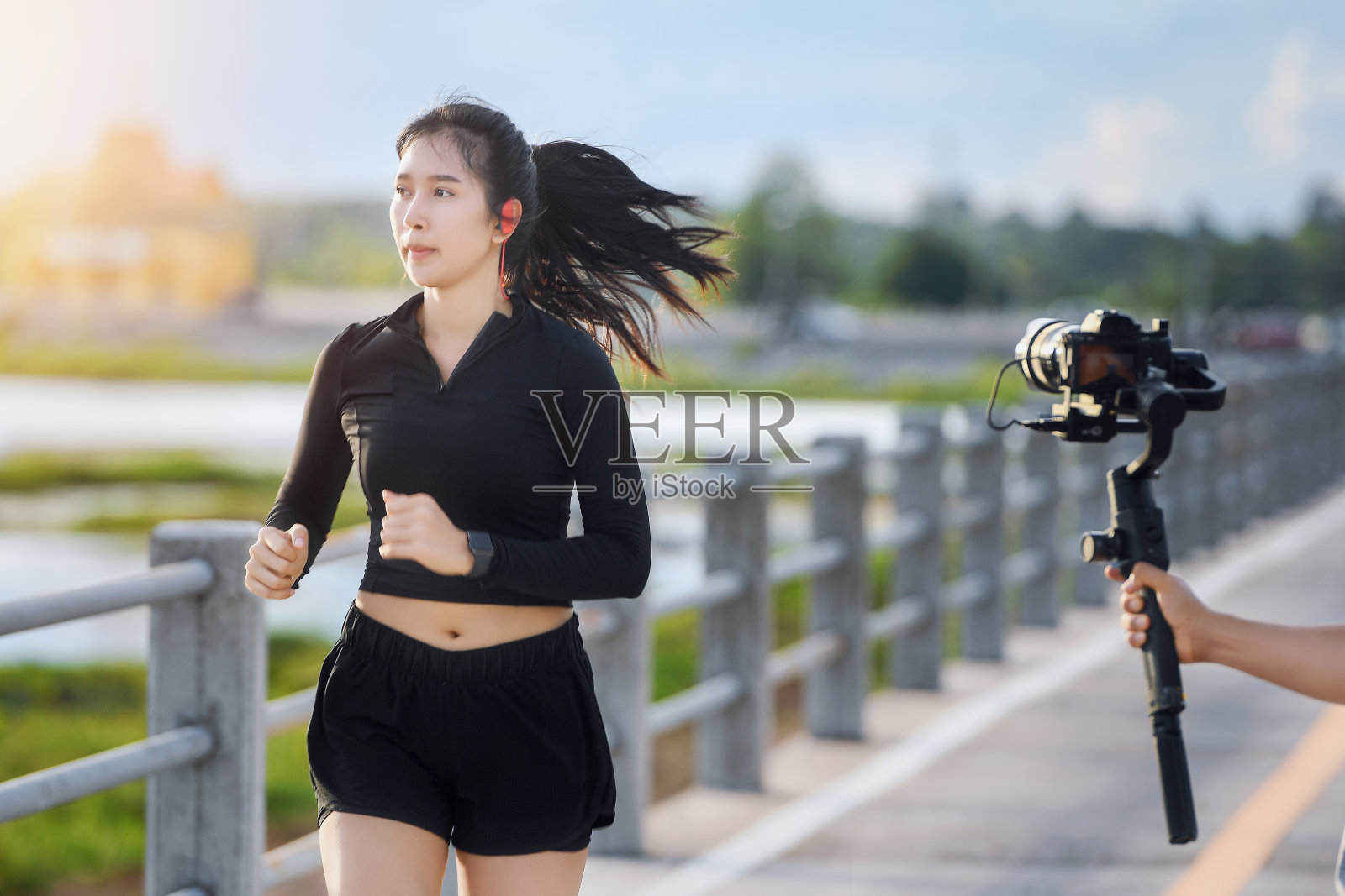 运动的女人跑照片摄影图片