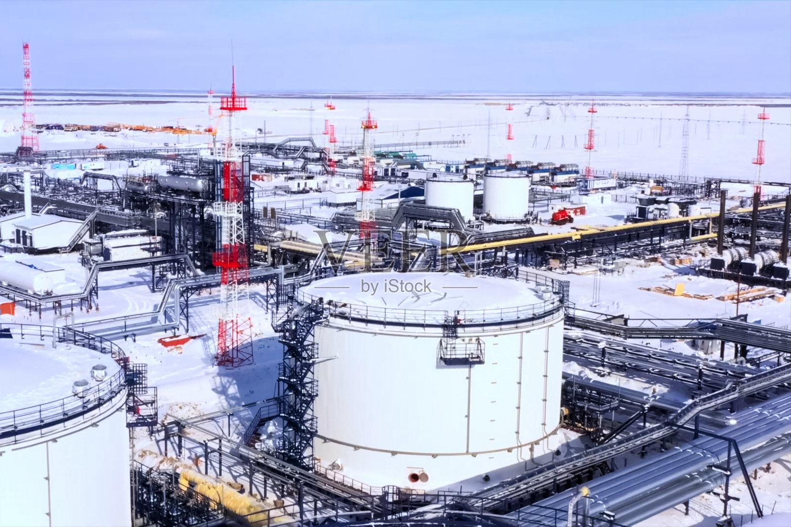 石油和天然气处理厂。石油存储照片摄影图片