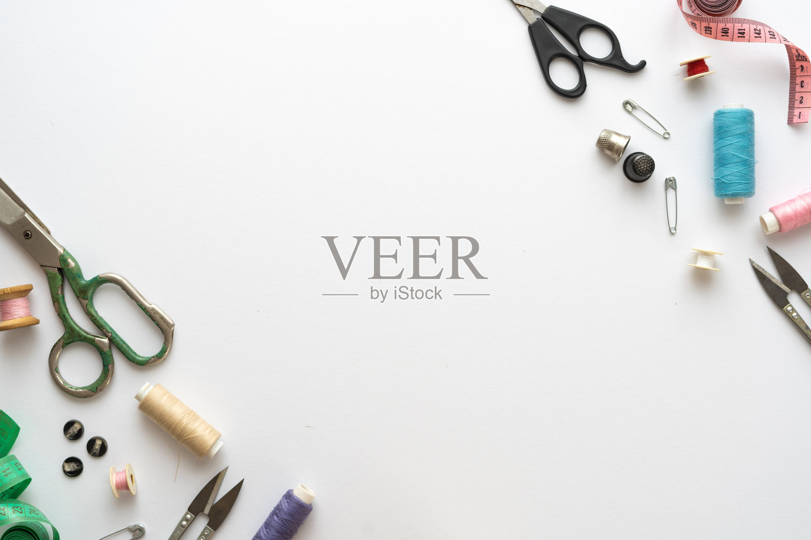 在白色背景上用剪刀和其他缝纫配件平铺构图。空间的文本照片摄影图片