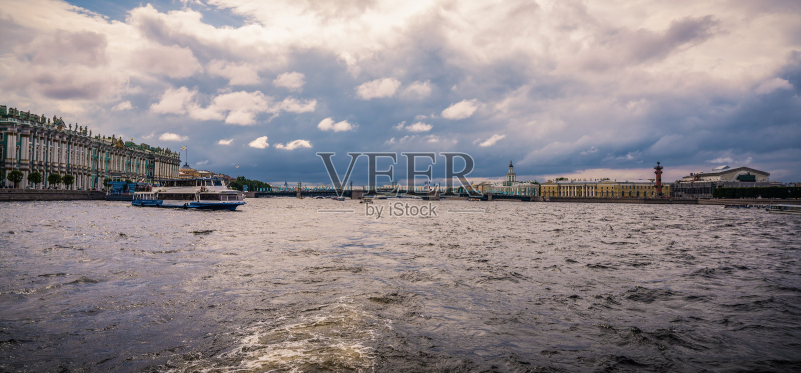 从涅瓦河的河床上看，恶劣天气下的圣彼得堡全景照片摄影图片