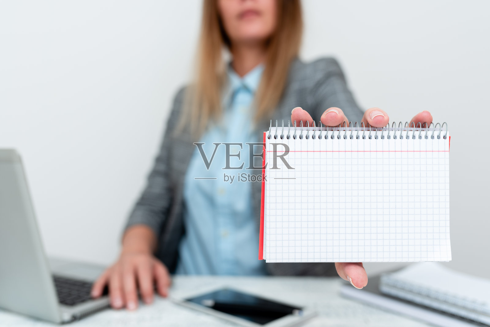 财务顾问提供省钱建议，企业家讨论交易，新的信息技术设备，程序员创造新的应用程序，股票经纪人分析股票照片摄影图片