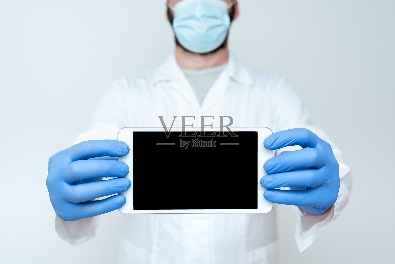 研究科学家展示新的智能手机，升级旧技术，实验室实验，通讯设备，解释手机辐射的危害照片摄影图片