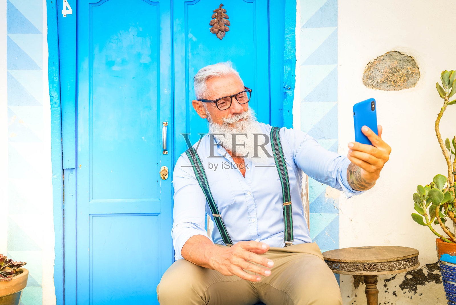 戴面具的长者照片摄影图片