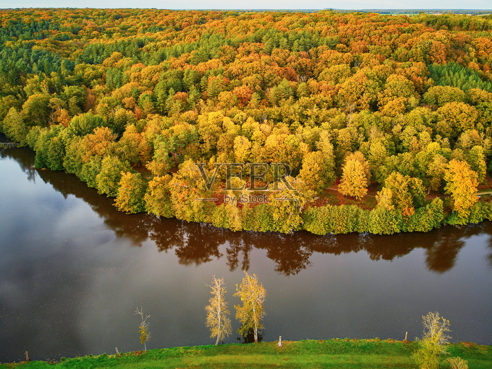 法国北部秋天森林的鸟瞰图照片摄影图片