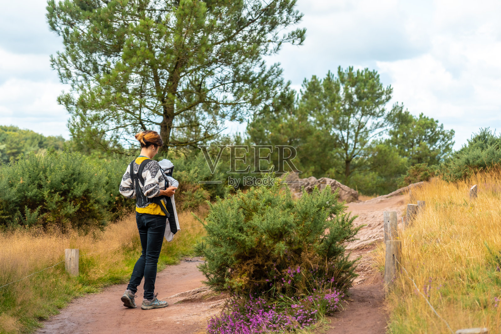一位年轻的母亲带着她的孩子在Broceliande森林里。Broceliande森林是法国的一座神秘森林，位于雷恩附近布列塔尼的Ille et Vilaine区。法国照片摄影图片