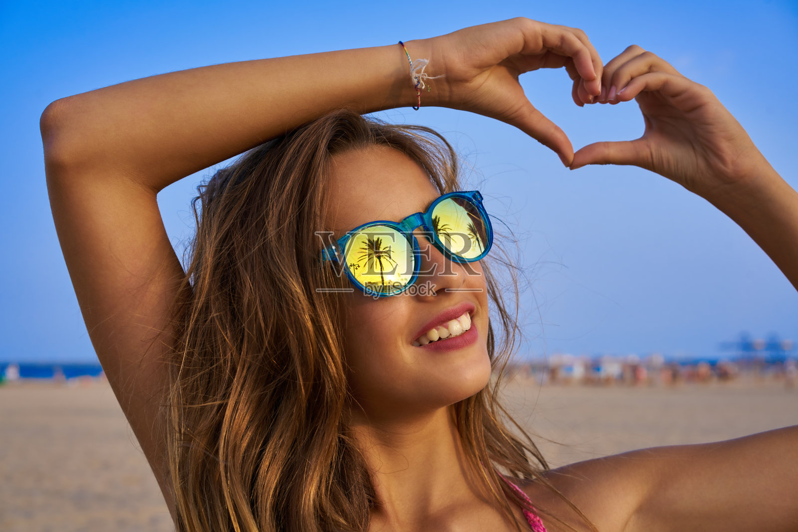 棕发女孩太阳镜与棕榈树照片摄影图片