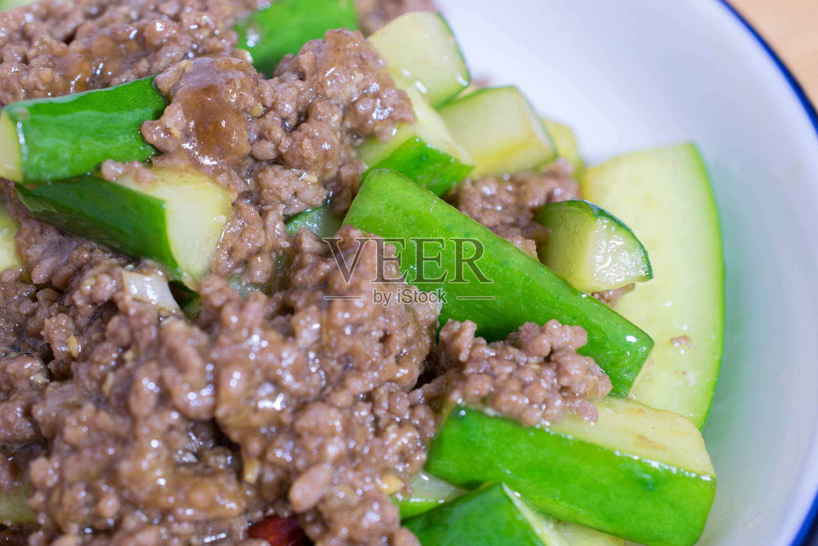 炒黄瓜和肉末放在桌上照片摄影图片