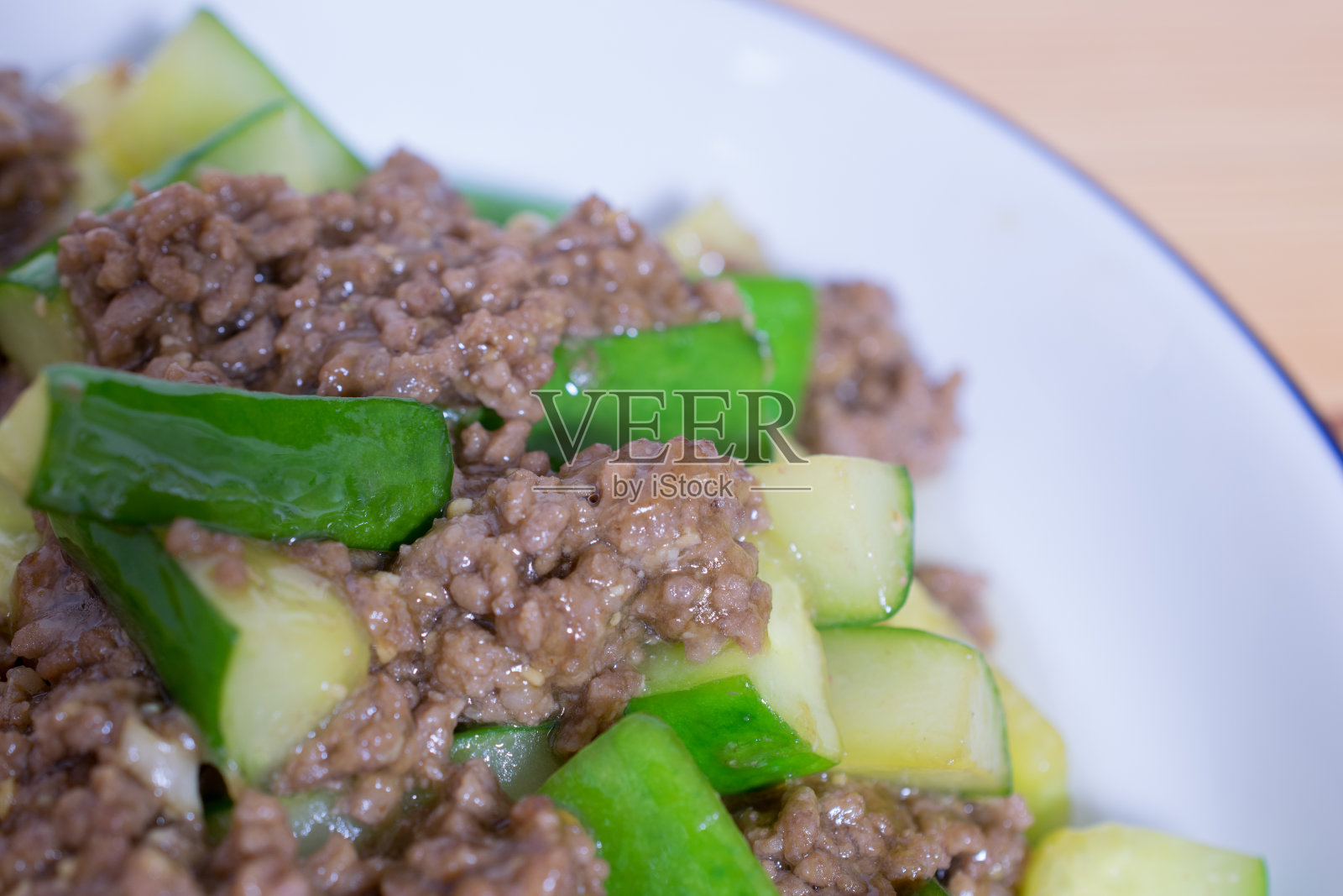 炒黄瓜和肉末放在桌上照片摄影图片