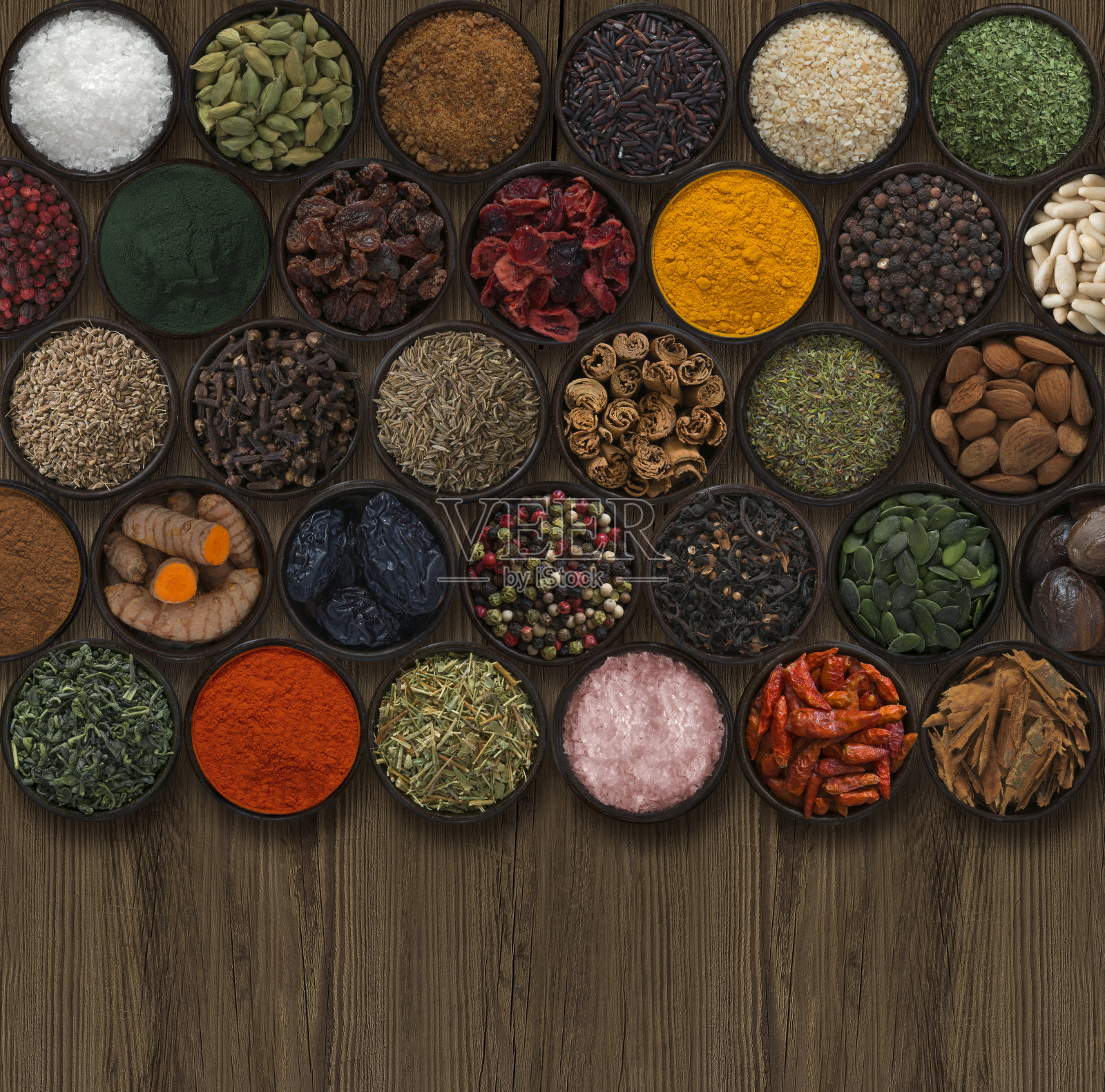 背景是几碗香料照片摄影图片