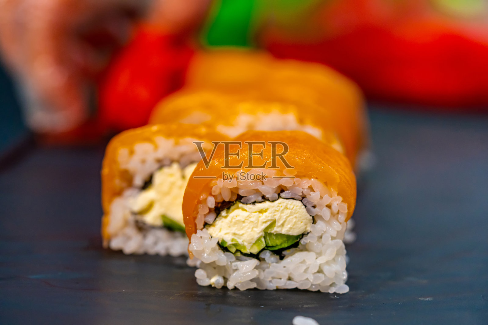 日本餐厅寿司的结尾。近距离观看寿司卷。日本食品的概念照片摄影图片