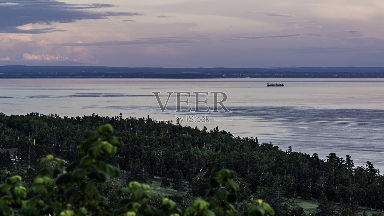 塔都萨克日落时圣劳伦斯河的景色照片摄影图片