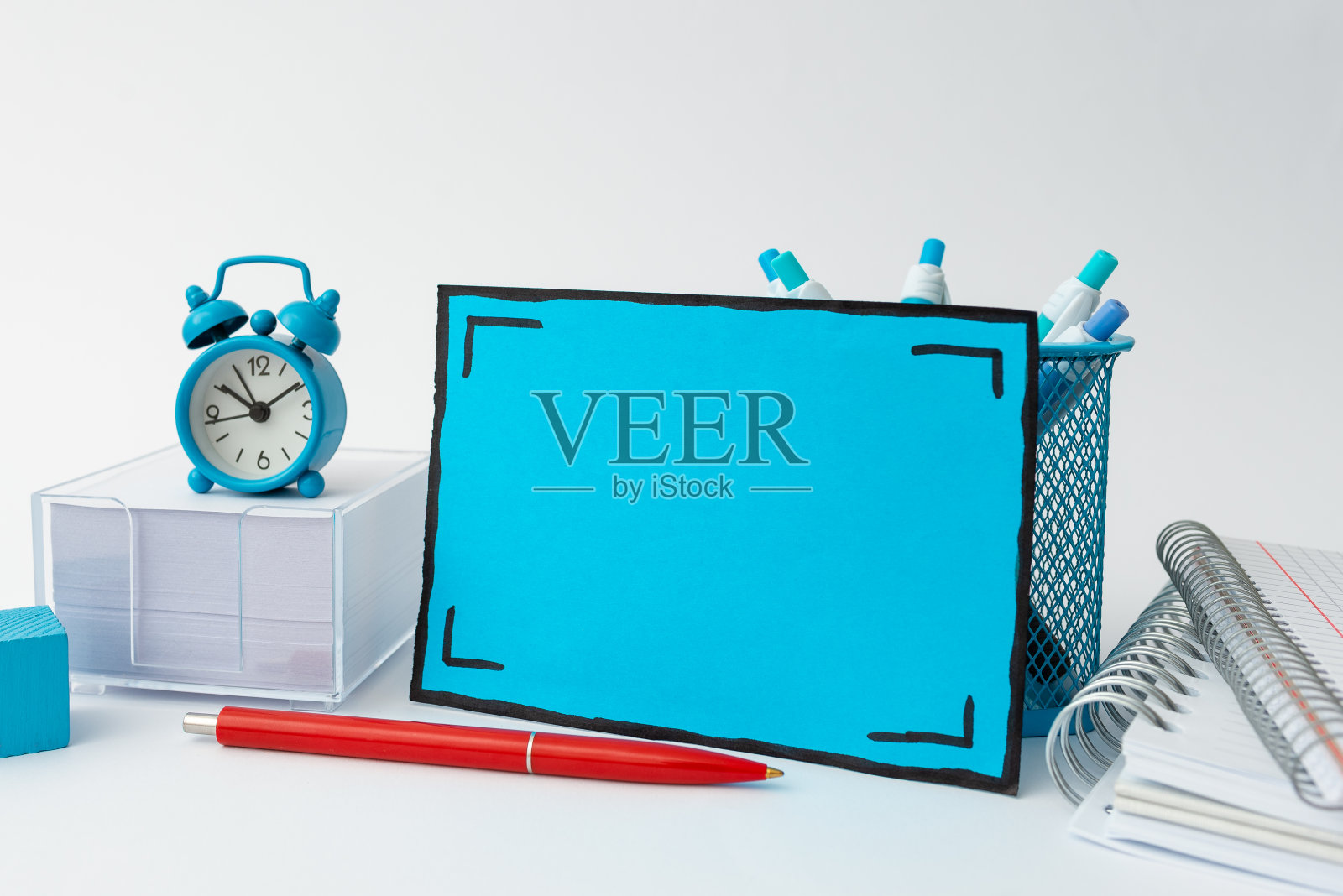 整洁的工作空间设置，写字台工具设备，智能办公室安排，学习桌，记笔记，新鲜的房间设计，有组织的桌面，时间管理照片摄影图片