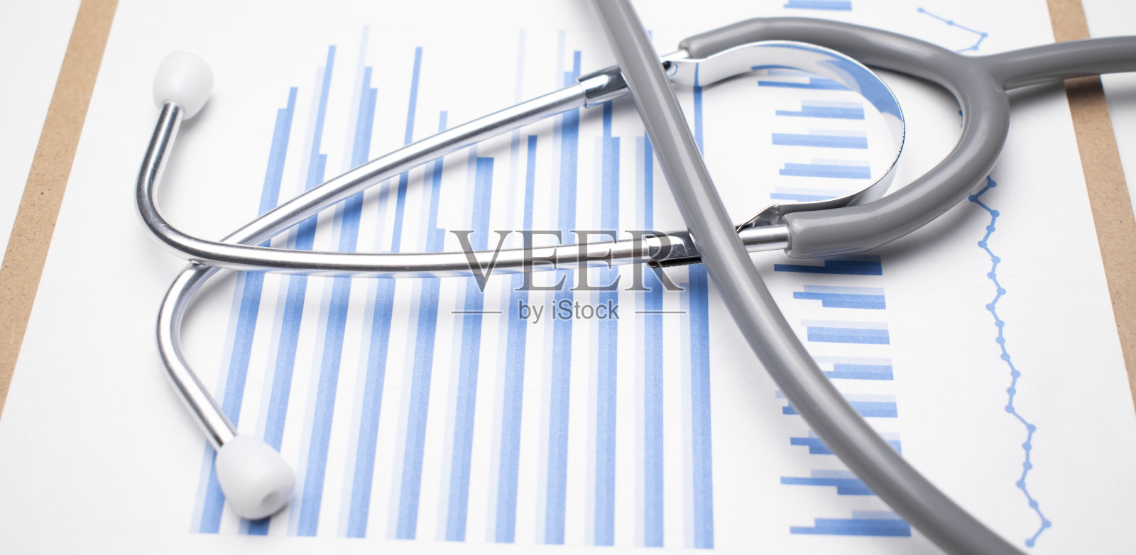 蓝色图表上的听诊器。医学的概念照片摄影图片