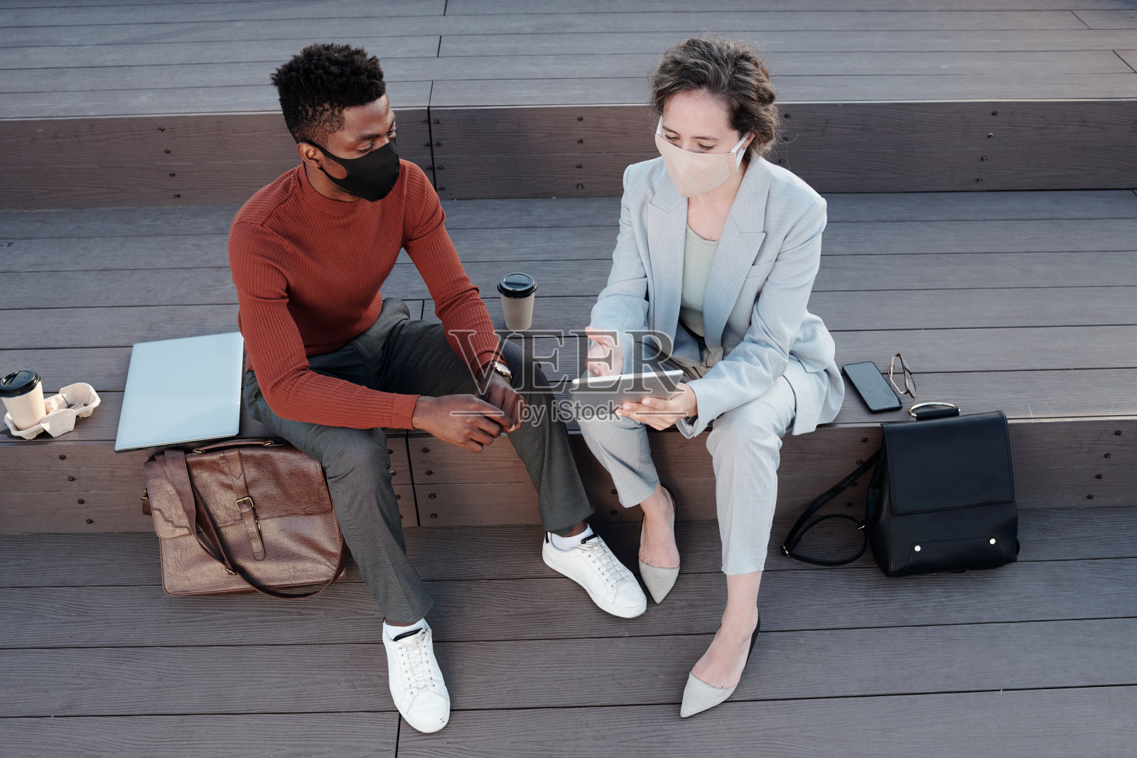 两个多种族的同事在户外会议上准备演讲照片摄影图片