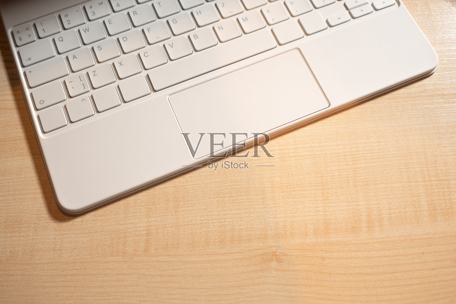 设计师或开发人员的极简工作场所。一台笔记本电脑照片摄影图片