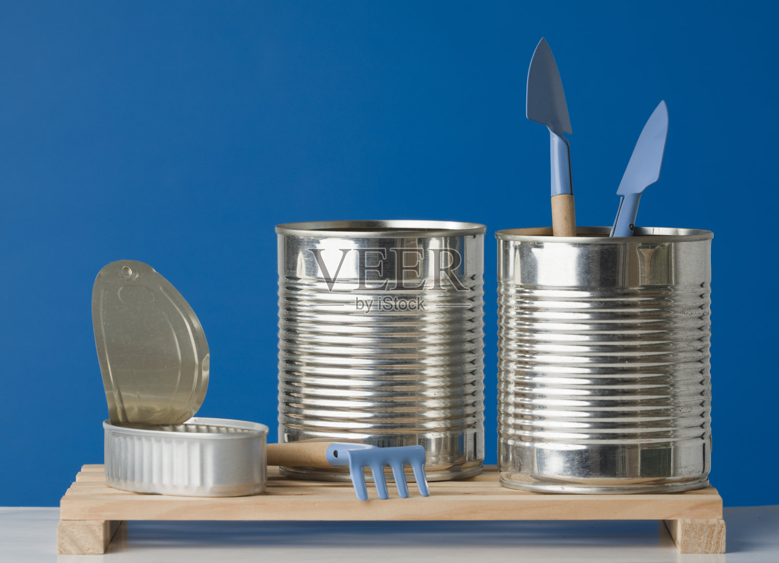 在蓝色背景上用作植物生长容器的铝大炮照片摄影图片