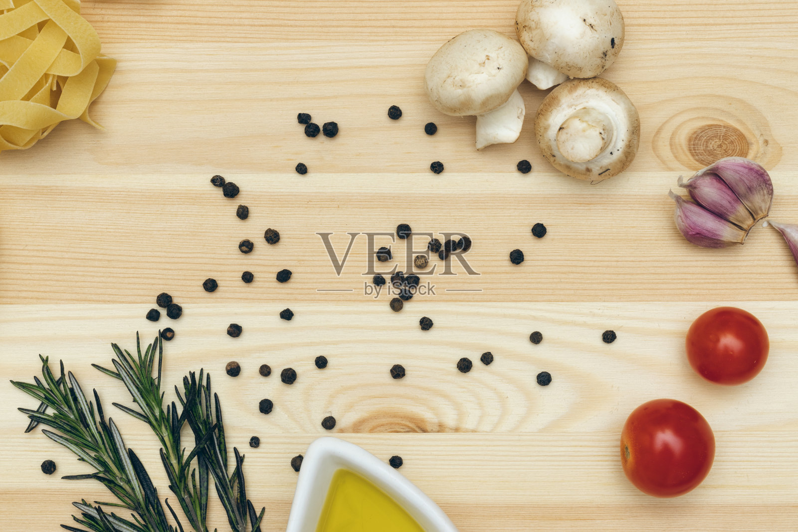 纯素食物的原料平铺在木桌上。意大利面、蘑菇、西红柿和黑胡椒调味料。照片摄影图片
