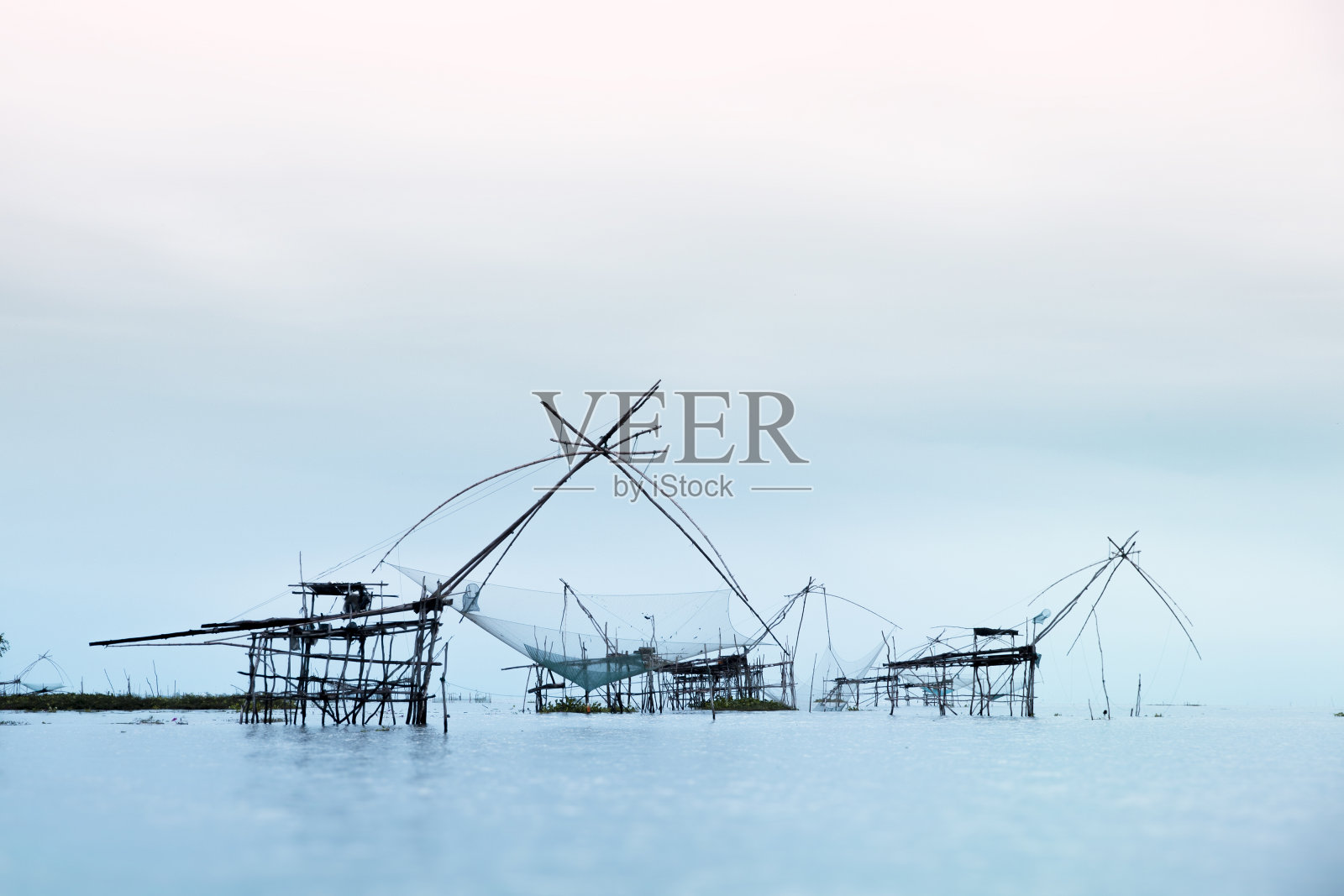 泰国phatthalung省村民的大网打捞。照片摄影图片