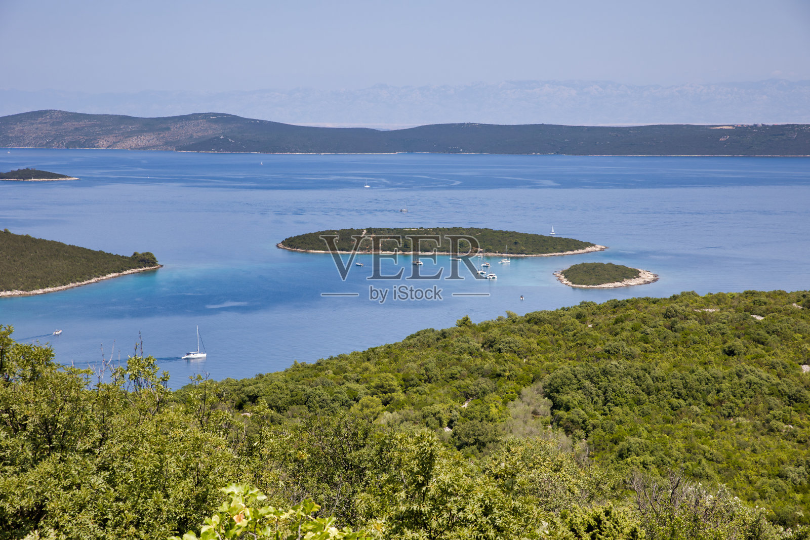 亚得里亚海海岸前的岛屿照片摄影图片