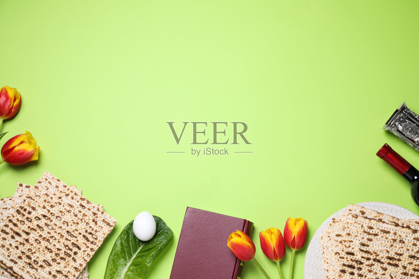 平面构图与象征逾越节(逾越节家宴)项目在绿色背景，文本空间照片摄影图片