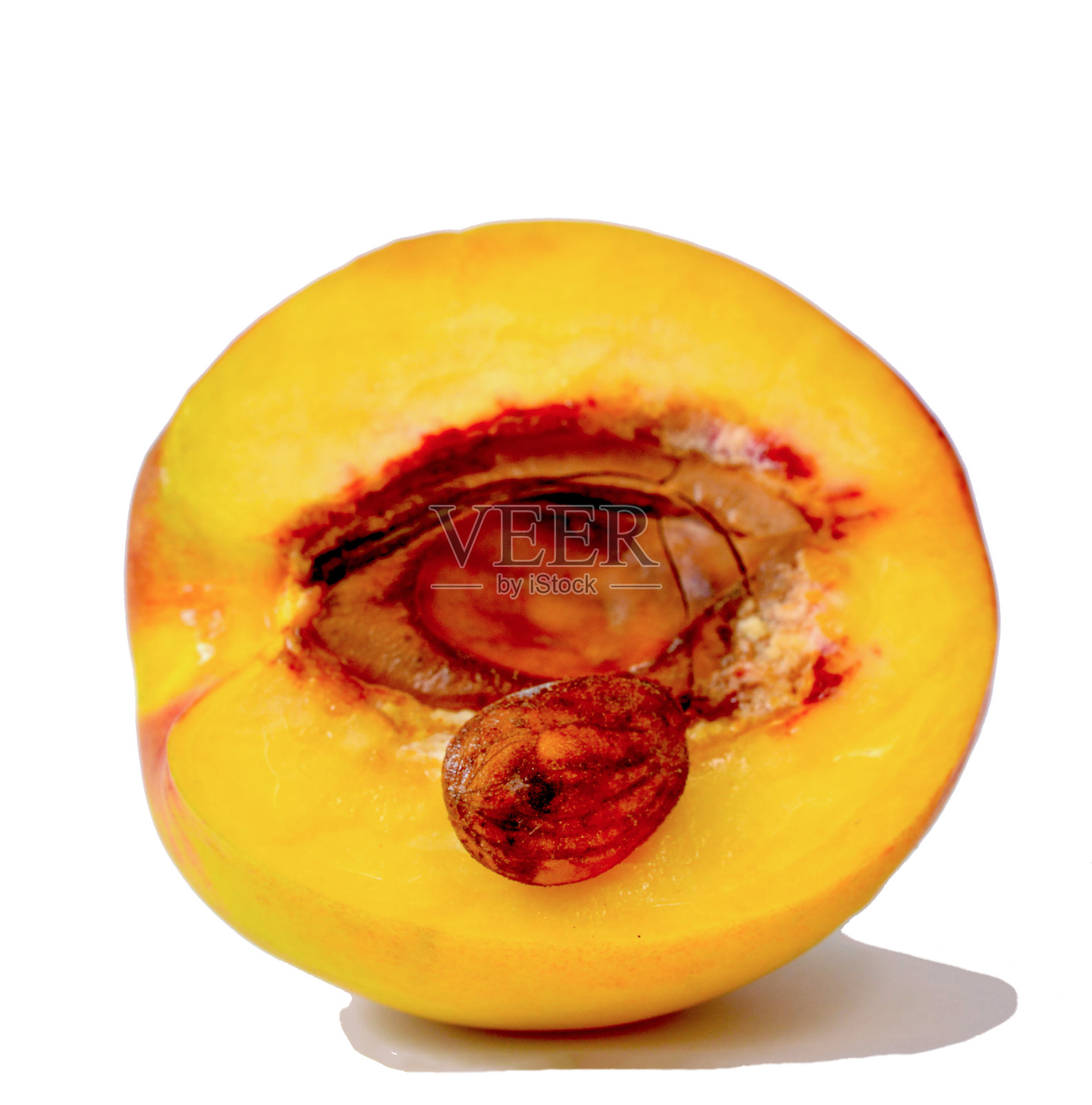 美丽的桃子一半种子孤立在白色的背景。照片摄影图片