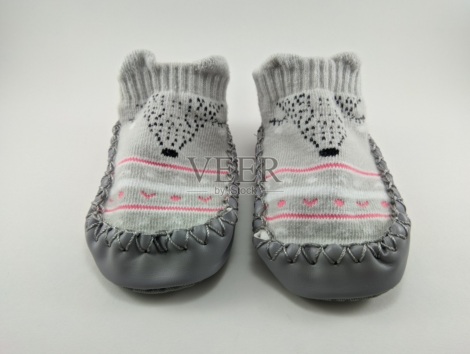 婴儿袜子与一个可爱的基础和独特的鞋子孤立在白色背景照片摄影图片