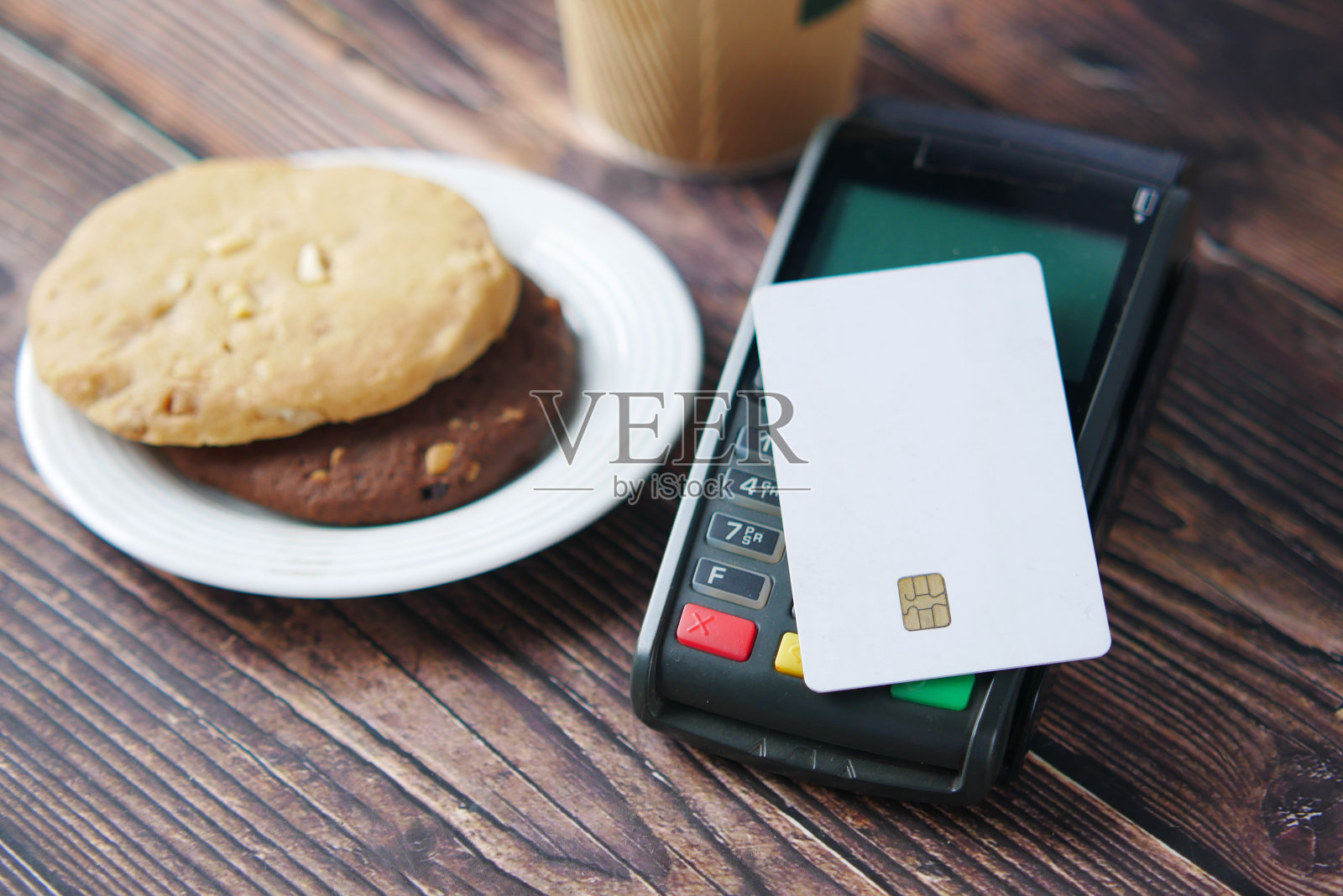 年轻人使用信用卡支付的非接触式支付理念照片摄影图片