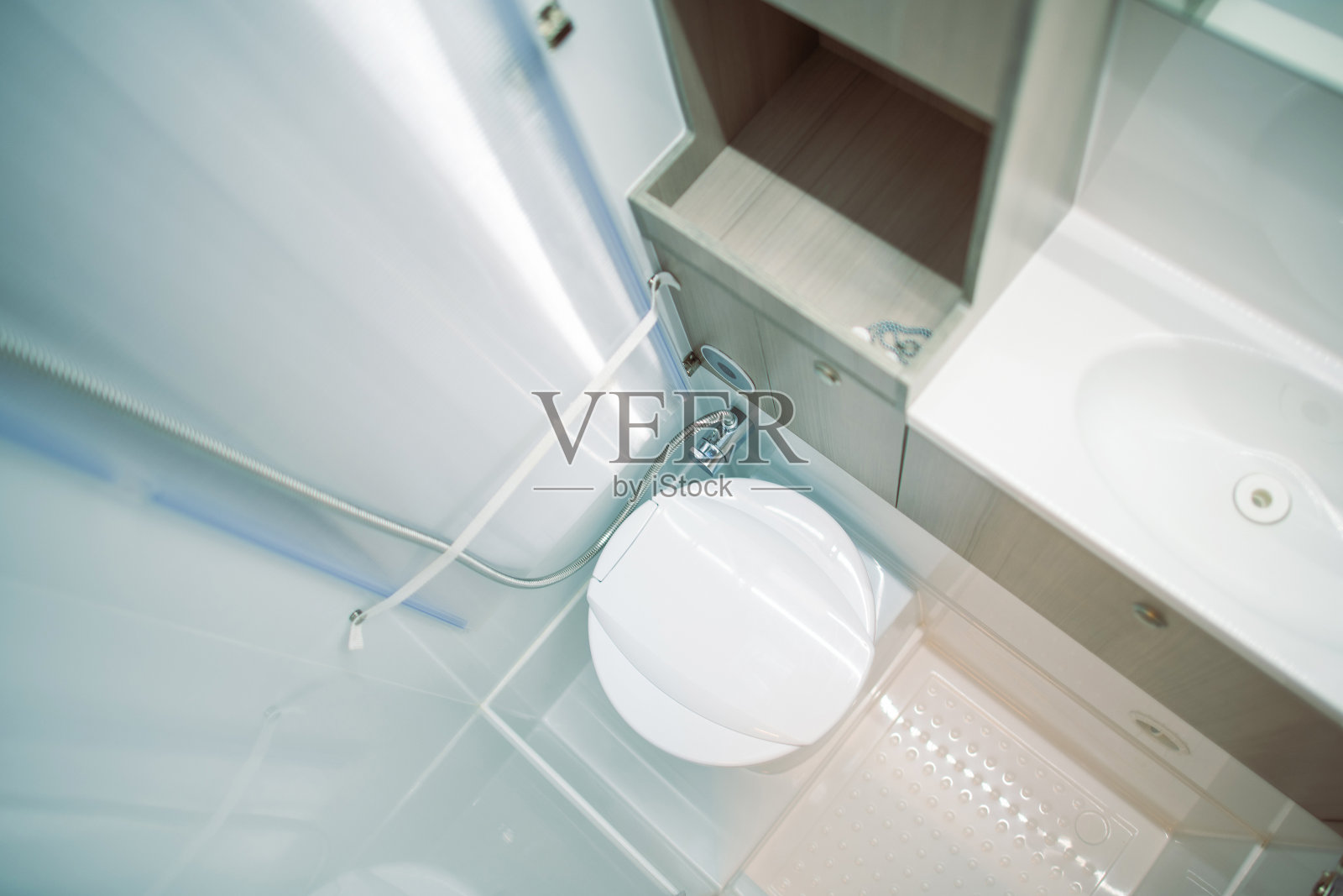 狭窄现代露营车B级房车浴室照片摄影图片