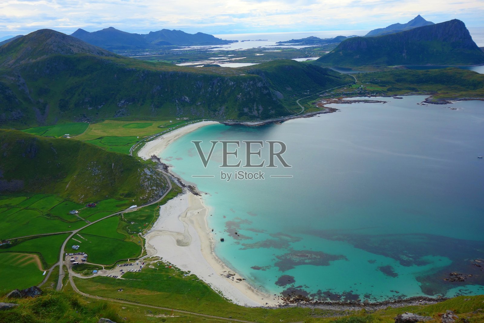 从挪威罗浮敦群岛的Mannen山顶俯瞰Haukland海滩照片摄影图片