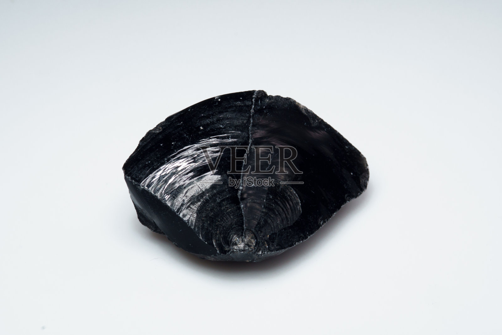白色背景上的天然黑曜石照片摄影图片