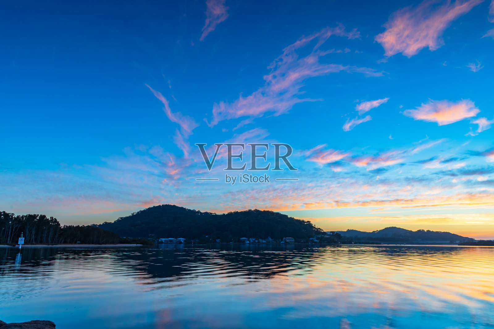 日出水景与高云和倒影照片摄影图片