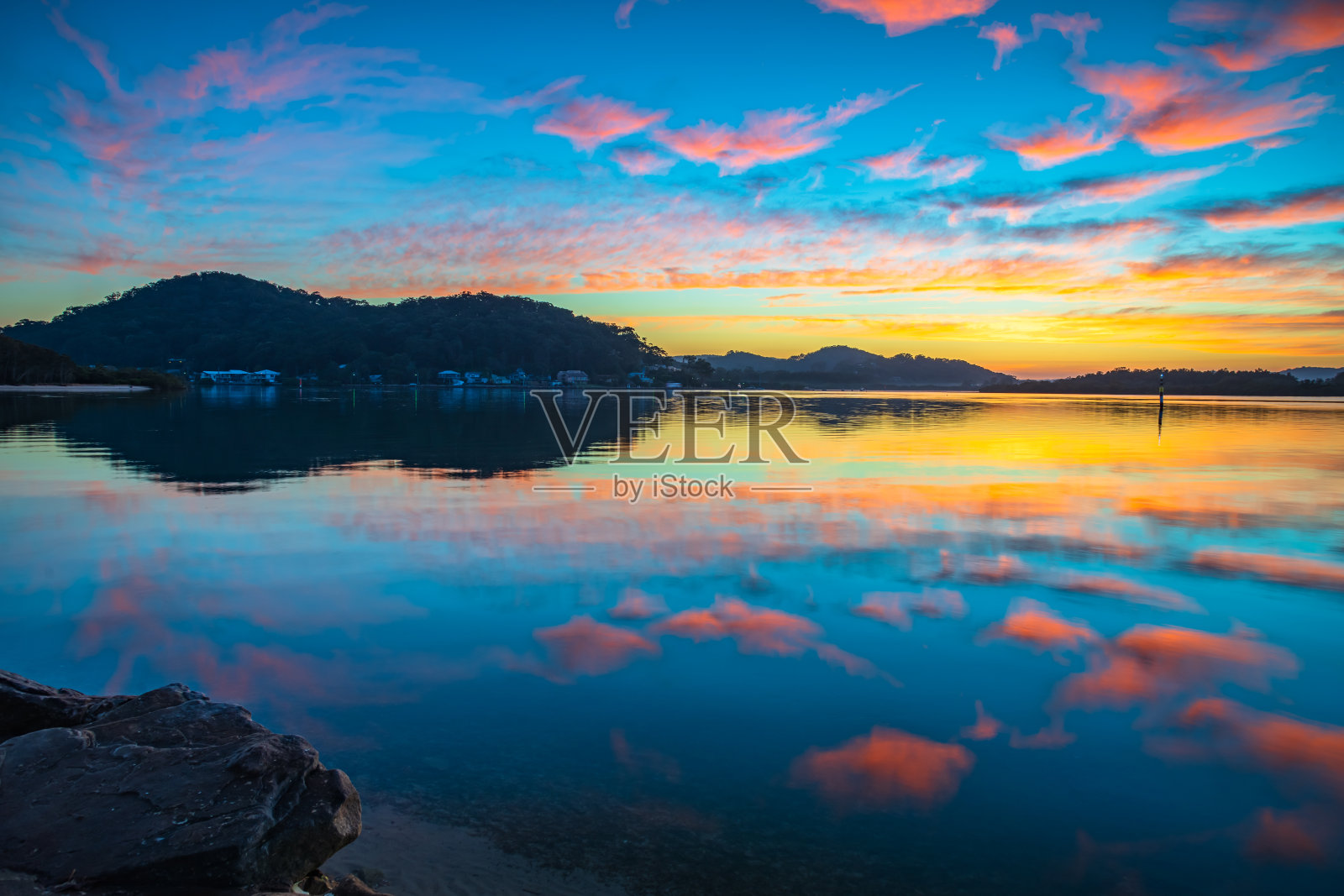 日出水景与高云和倒影照片摄影图片