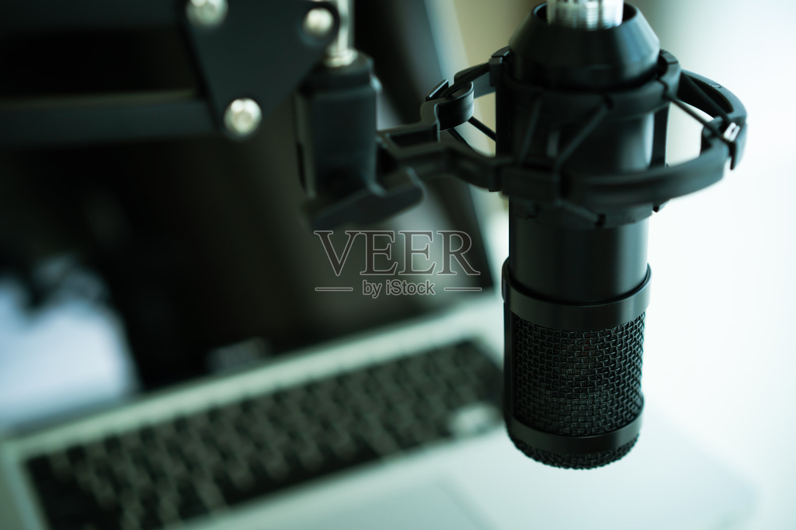 家庭演播室专业电容式麦克风。照片摄影图片