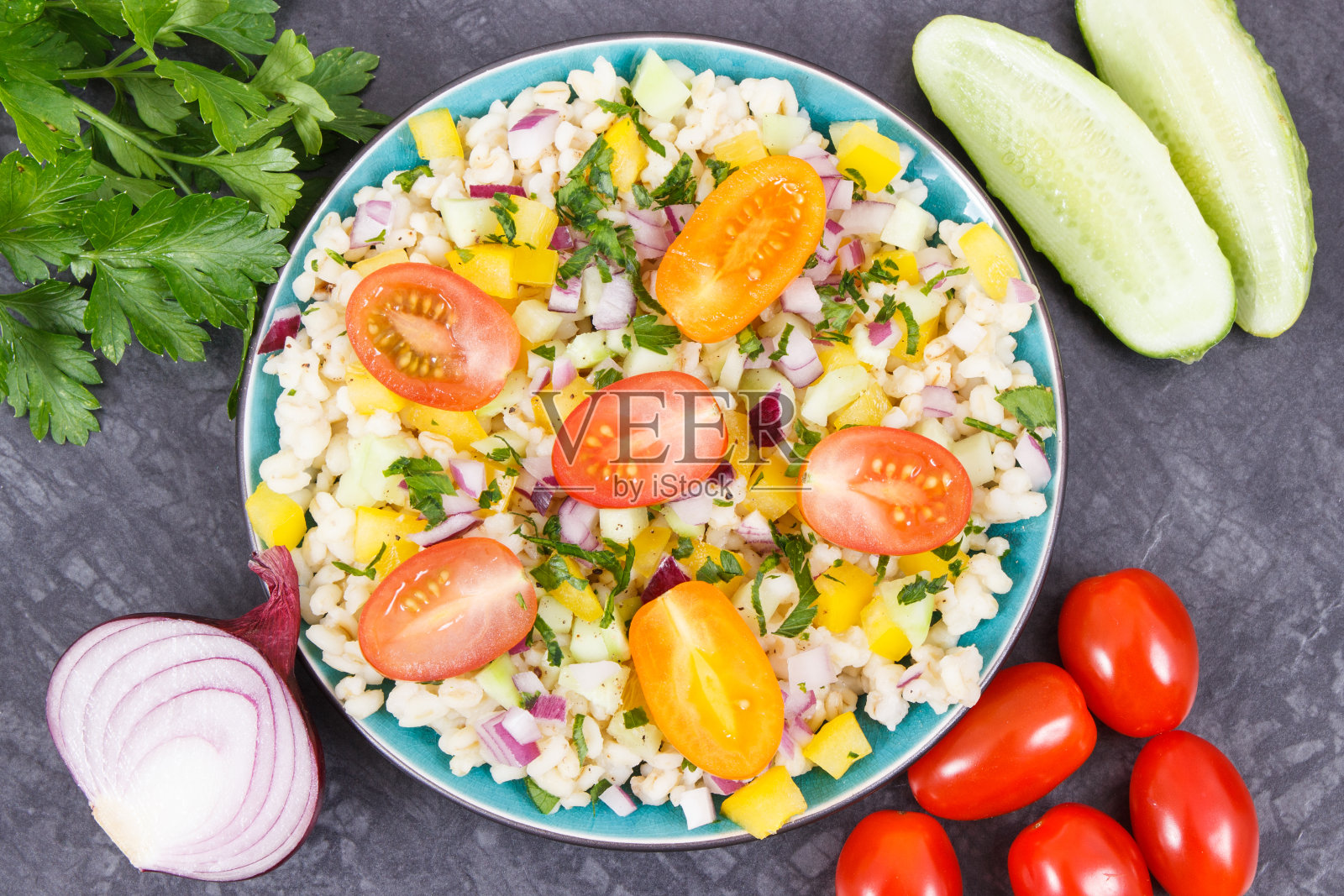 加蔬菜和碎干面包的沙拉。含有维生素和矿物质的健康膳食照片摄影图片