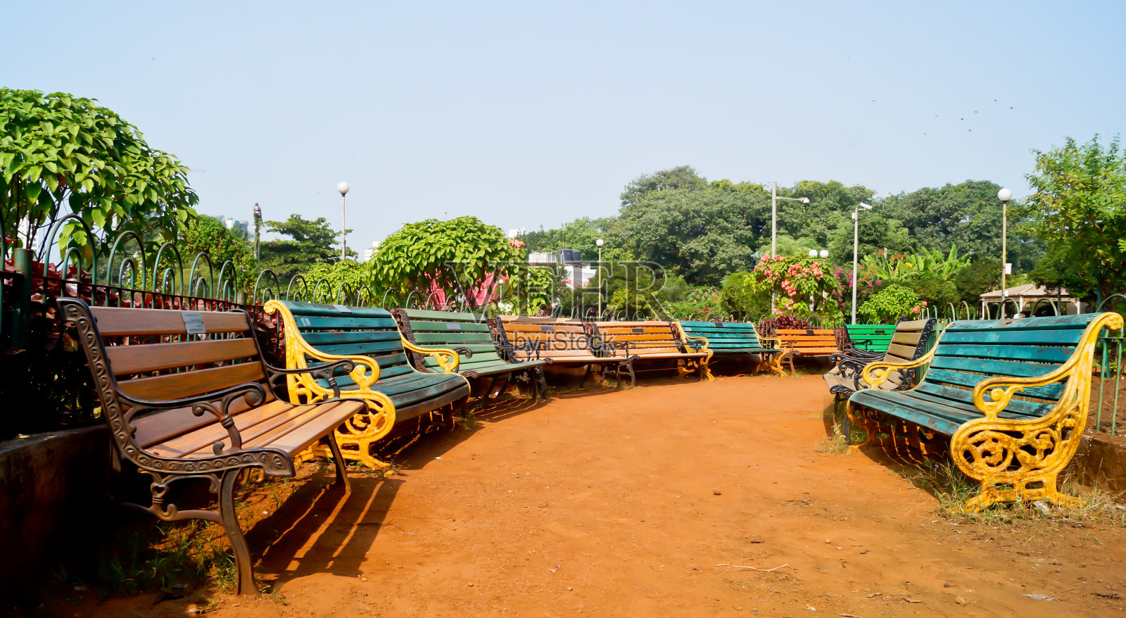 公园里空荡荡的长椅。景观在秋天公园长椅/美丽的花园长椅，休息的概念，没有人在秋天公园，景观背景，秋天照片摄影图片