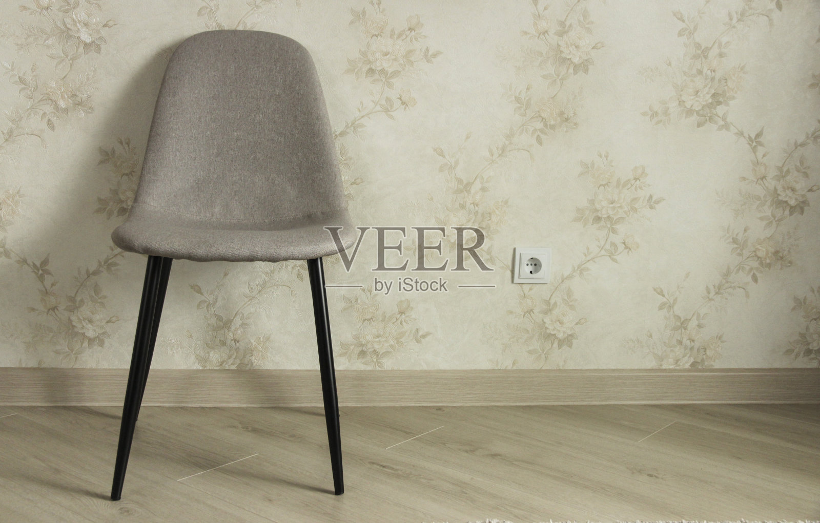 靠墙椅子照片摄影图片