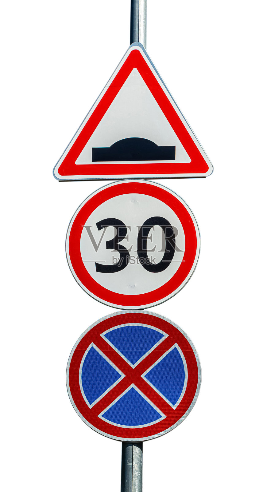 限速驼峰，限速和禁止停车标志的金属杆隔离在白色照片摄影图片