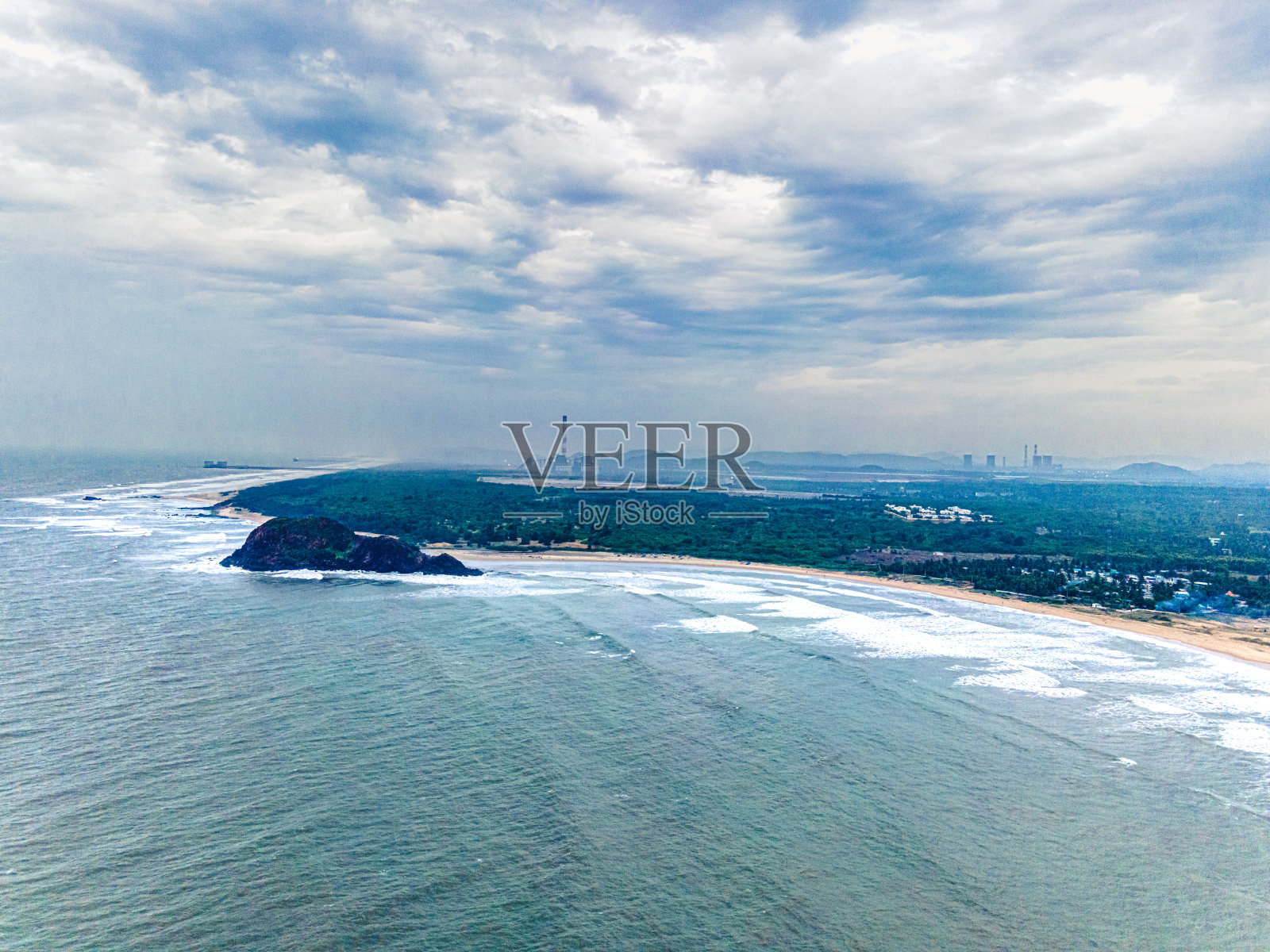 共存:海滩，城市和工业照片摄影图片