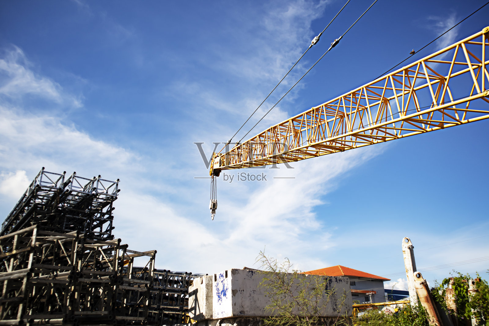 吊索和塔式起重机的提升系统中，有一片蓝天和一束阳光。照片摄影图片