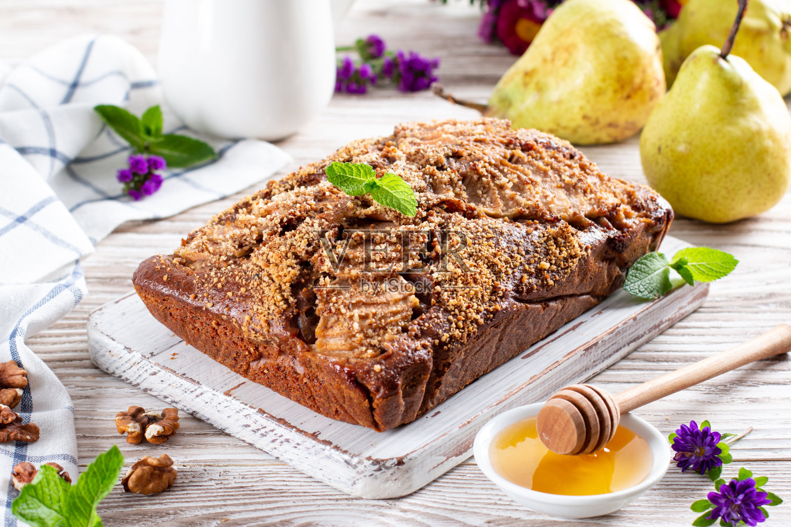 自制的巧克力蛋糕和梨放在桌上照片摄影图片