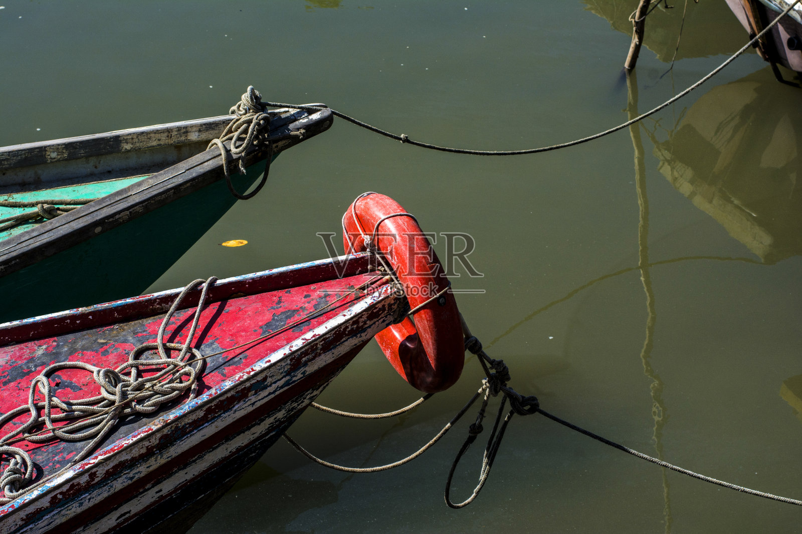在巴伊亚州的苏巴拉，渔船停泊在河中。照片摄影图片
