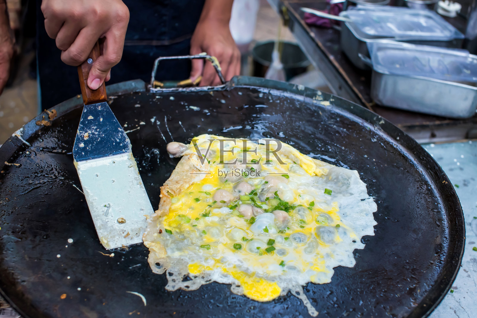 在小吃摊上煎蚵仔煎蛋照片摄影图片